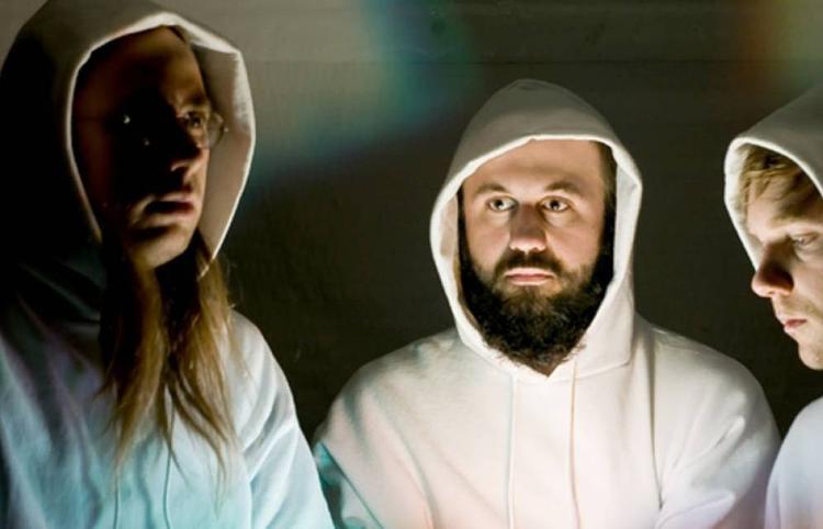 Der er en vildskab og passion, som i hvert fald i glimt giver Akron Family et bid, som ikke er hverdagskost i Brooklyns musikalske legestuer. 