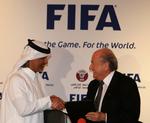 tillykke. Da Sepp Blatter lykønskede formanden for Qatars fodboldforbund, Sheik Hamad Bin Khalifa Bin Ahmed al-Thani, med VM-værtskabet, var planen at spille i sommeren 2022 - og sådan bliver det. 