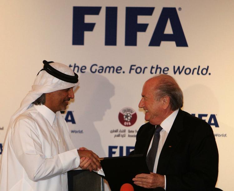 tillykke. Da Sepp Blatter lykønskede formanden for Qatars fodboldforbund, Sheik Hamad Bin Khalifa Bin Ahmed al-Thani, med VM-værtskabet, var planen at spille i sommeren 2022 - og sådan bliver det. 