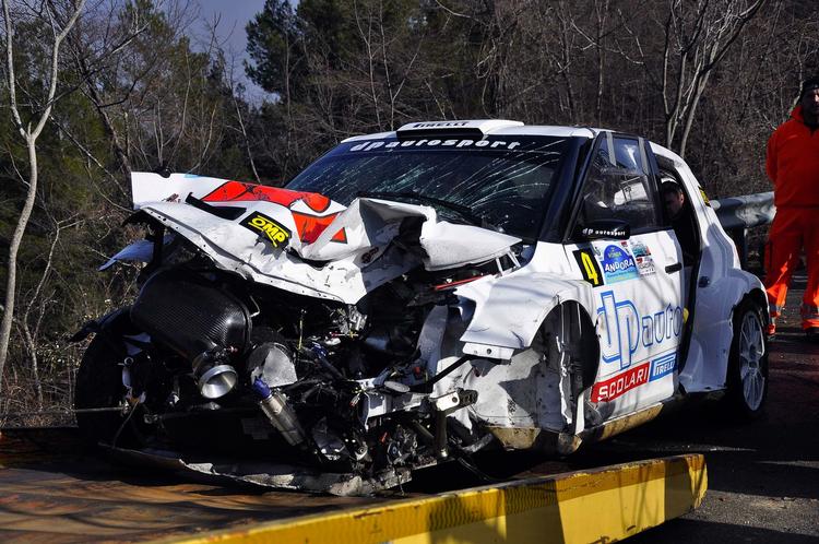 vrag. Sådan så rallybilen ud, efter Robert Kubica var kollideret med en kirkemur i Italien. 