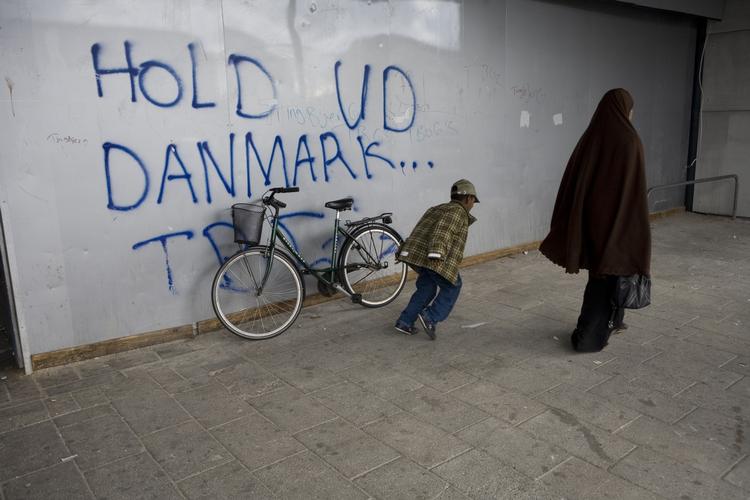 'Pære-perker-dansk' udstiller bevidst såvel som ubevidst alle de fordomme, som er i omløb, de vaner, man kommer ind i, og de små, sigende mønstre i den daglige omgang imellem flere kulturer. Arkivfoto. 