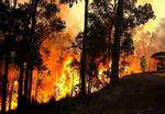 Storbrand. Brandfolk slås med flammerne ved et hus i Perth-forstaden Roleystone. 