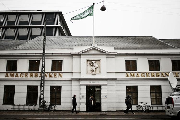 KRISE. Amagerbankens filial ved hovedkontoret på Amager i København ser ud som den plejer. Men indenfor er det hele ikke som altid. 