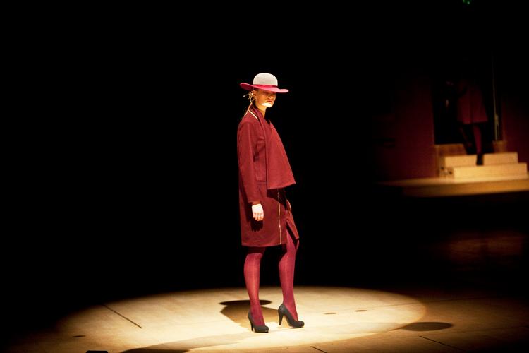 kig og køb. Sideløbende med   modeugens fotogene catwalks foregår handelen i messehallernes mylder  af tøj og tilbehør i Bella Center,  Forum, Øksnehallen, og mange  andre steder i byen. 