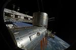 Perspektiv. Jorden ses bag den internationale rumstation. Billedet er taget af en astronaut, der her befinder sig på rumfærgen Atlantis. 