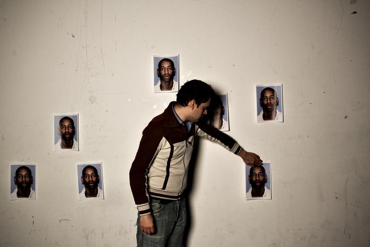 Henrettelse. Jurastuderende og forfatter Martin Martensen-Larsen vil udbyde 5 billetter på auktion til overværelse af henrettelsen af fangen Travis Runnels på dødsgangen i Texas. De fleste af pengene vil gå til fangen, 10 procent til danskeren. 