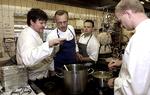 Den svenske stjernekok Mathias Dahlgren og hans restaurant Matsalen er netop blevet kåret til Nordens bedst. Her ses Mathias Dahlgren (tv.) dele ud af sine gastronomiske genialiteter. 