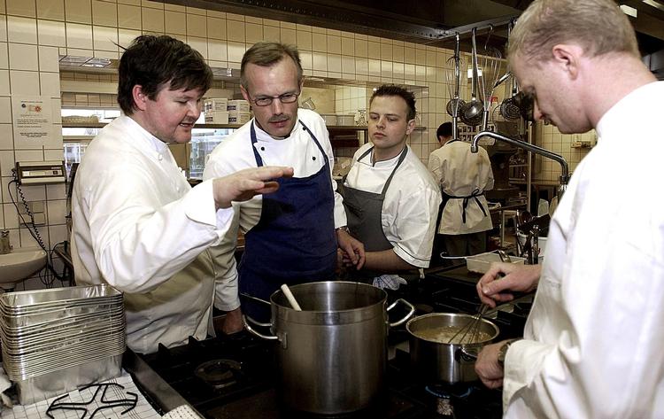 Den svenske stjernekok Mathias Dahlgren og hans restaurant Matsalen er netop blevet kåret til Nordens bedst. Her ses Mathias Dahlgren (tv.) dele ud af sine gastronomiske genialiteter. 