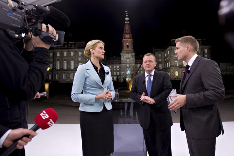 TILTRO. Helle Thorning-Schmidt fra Socialdemokratiet fører snævert foran Lars Løkke Rasmussen fra Venstre, når det gælder vælgernes tiltro til de to politikeres evne til at håndtere den økonomiske krise. Arkivfoto fra tv-debat. 