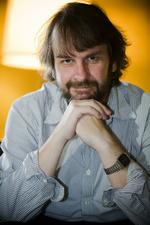 tålmodig. Instruktøren Peter Jackson går om et par måneder i gang med at filme de to Hobbiten-film. 