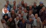 Krænket? Afghanske Ghousoullah Tarin (i cirklen) hævder, at amerikanerne slog, sparkede og ydmygede ham, da han blev udleveret til amerikanerne. (Arkivfoto) 