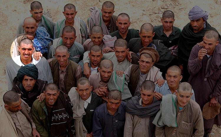 Krænket? Afghanske Ghousoullah Tarin (i cirklen) hævder, at amerikanerne slog, sparkede og ydmygede ham, da han blev udleveret til amerikanerne. (Arkivfoto) 