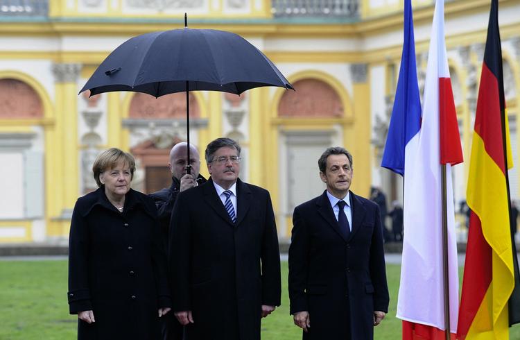 MODSTAND. Polen er et af de lande, der er meget utilfredse med Tyskland og Frankrigs planer om en europagt. I går var Angela Merkel og Sarkozy til møde med Polens præsident Bronislaw Komorowski. 