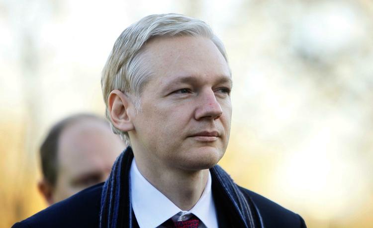 Eftersøgt. Julian Assange frygter, at Sverige vil sende ham videre til USA og afviser desuden de svenske voldtægtsanklager. 