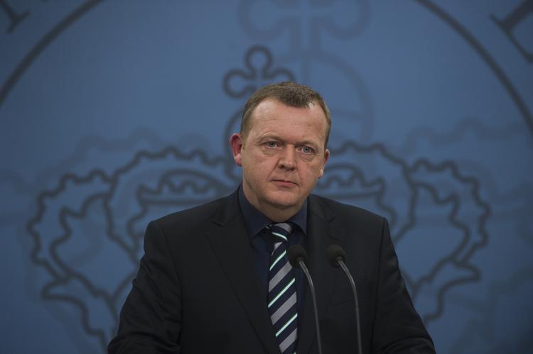 Alvorlig. »Det er ikke sjovt at sige til den 55-årige, der havde planlagt efterløn, at der ikke bliver så meget efterløn som planlagt. Det er ikke sjovt, men det er nødvendigt«, svarer statsministeren, da en journalist fra DR prøver at få ham til at svare sjovt. 