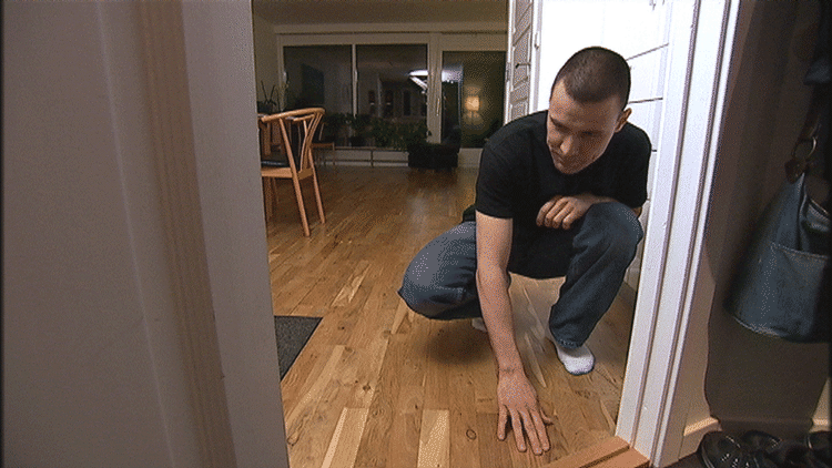 Svindel. Benny Rasmussen ærger sig over, at han hyrede Kurt Gulvmand, da han skulle have ordnet sine gulve. FOTO: DR 