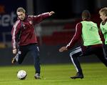 landsholdstræning. Danskerne forbereder sig til kampen mod England, hvor Chelsea-spillerne måske afslører nogle hemmeligheder, inden FCK skal møde holdet i Champions League. 