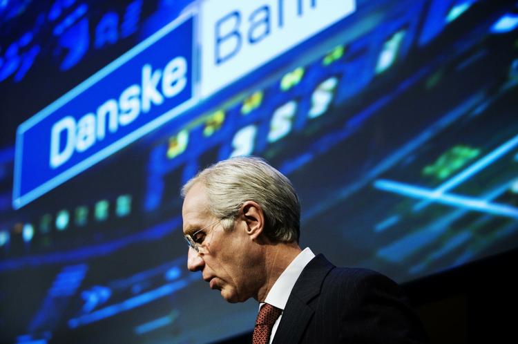 Polstring. Danske Bank med direktør Peter Straarup i spidsen fylder så meget i dansk økonomi, at et politisk flertal vil sikre sig yderligere ved at stille krav om ekstra polstring. 