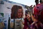 MINDETAVLE. Demonstrationerne mod Mubarak-styret har centrum på Tahrir-pladsen i kairo, hvor aktivister har rejst en mindemur med fotos af de mennesker, der er blevet dræbt under oprøret. Her er det den 23-årige Sally Zahran, der mindes. 