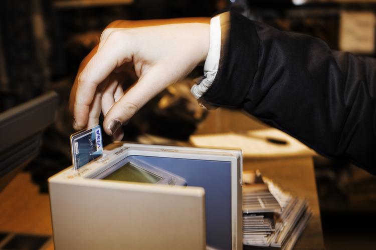 Forbrug. Hver en krone ryger, når danske unge sætter kortet i automaten. 