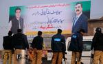 Magthaver. Pakistans premierminister, Yousuf Raza Gilani, poserer til højre på den store plakat i byen Multan. Herren til venstre er hans søn, Abdul Qadir. 