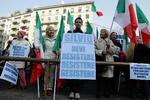 OPBAKNING. Berlusconis støtter demonstrerer foran retten i Milano, hvor italienske anklagemyndigheder i dag har krævet, at der rejses tiltale i sagen om en 17-årig natklubdanserinde. 