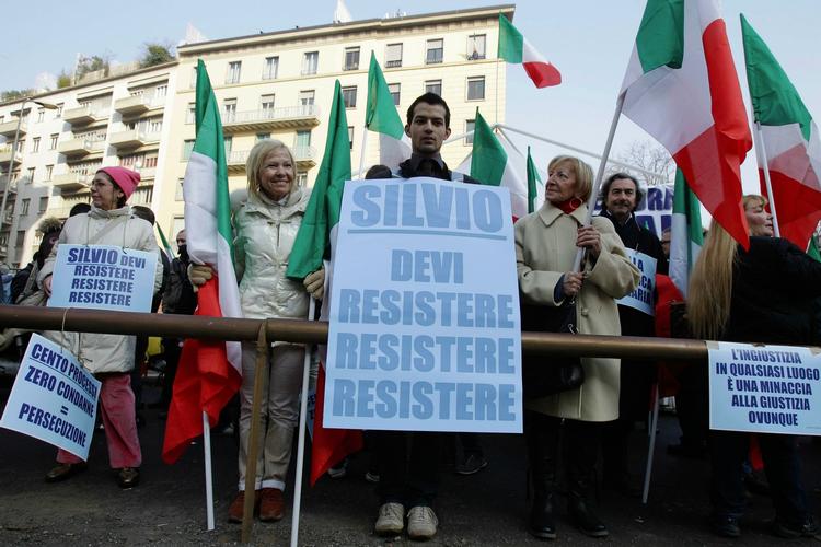 OPBAKNING. Berlusconis støtter demonstrerer foran retten i Milano, hvor italienske anklagemyndigheder i dag har krævet, at der rejses tiltale i sagen om en 17-årig natklubdanserinde. 