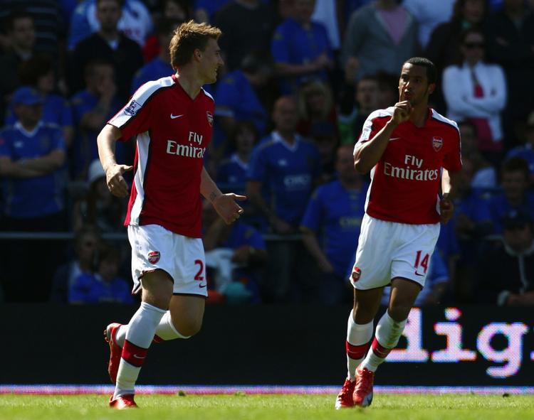 Følgesvende. Bendtner (t.v.) og Walcott er blevet vokse sammen i Arsenal. Bendtner kom til klubben som 16-årig i 2004, mens Theo Walcott blev hentet for 50 millioner kroner i Southampton for lidt over fem år siden. 