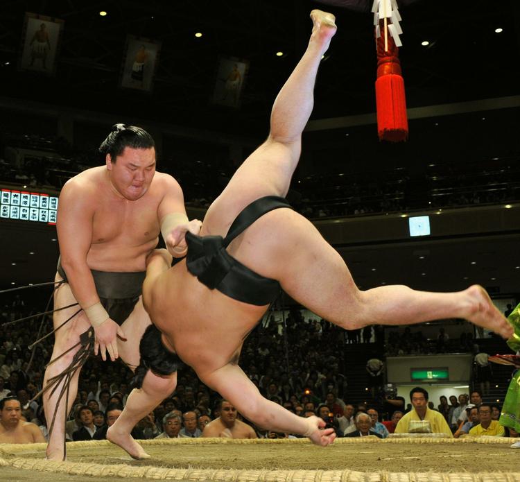 aftalt? Sumo-mesteren Hakuho kaster sin modstander under det traditionelle efterårsstævne over 15 dage i Tokyo. Mesteren undskylder på sportens vegne, men erklærer sig uskyldig i matchfixing-skandale. 