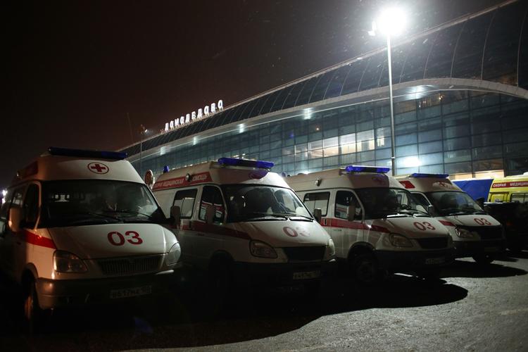 TERRORANGREB. Ambulancer ud for Domodedovo-lufthavnen efter selvmordsangrebet. 