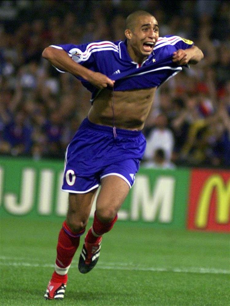 Trezeguet i et af sin karrieres store øjeblikke: EM-finalen i 2000, hvor han med en scoring i den forlængede spilletid gjorde Frankrig til indehavere af EM- og VM-titlen på samme tid. 