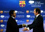 reklameplads. FC Barcelonas præsident, Sandro Rosell, besegler aftalen med Qatar-fonden i december med et håndtryk til Hamad Al Sulaiti. 