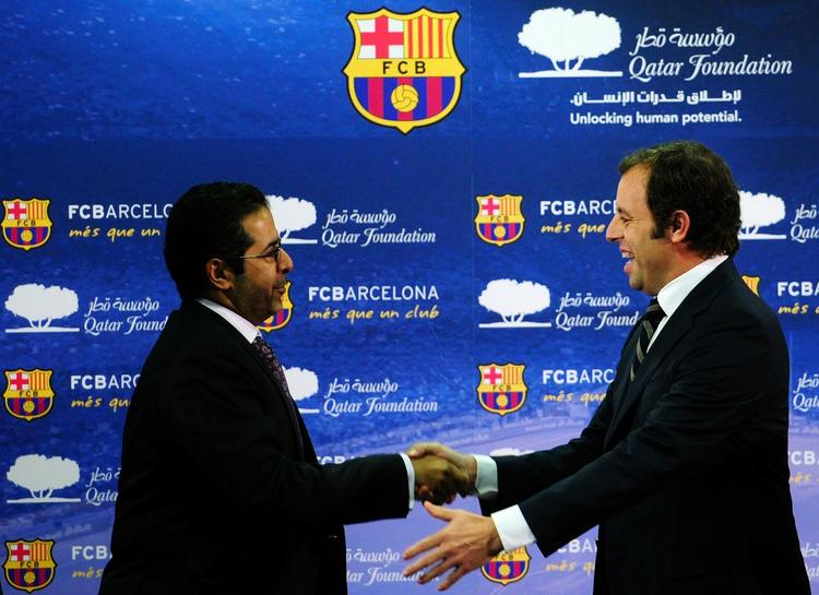 reklameplads. FC Barcelonas præsident, Sandro Rosell, besegler aftalen med Qatar-fonden i december med et håndtryk til Hamad Al Sulaiti. 
