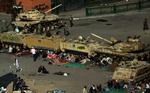 uro. På Tahrirpladsen i Kairo har demonstranter lagt sig ret op og ned ad hærens tankvogne. 