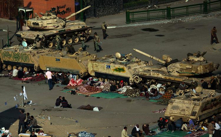 uro. På Tahrirpladsen i Kairo har demonstranter lagt sig ret op og ned ad hærens tankvogne. 