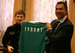kaukasisk. Ruud Gullit (th) har fået sin første trøje i Terek Grozny, hvor hollænderen skal være træner. 