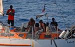 KAPRET. Bevæbnede somaliske sørøvere fotograferet med deres gidsler på fransk sejlbåd. 