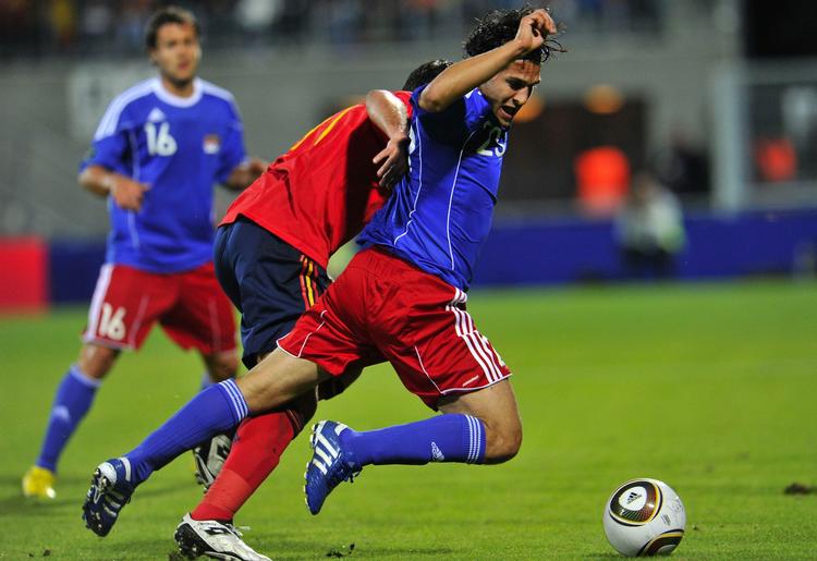 matchvinder. Når Michele Polverino (i blåt) scorer, taber Liechtenstein ikke. Men det sker ikke så tit. Første gang Aarau-spilleren scorede, gav det 1-1 mod Finland, og i dag blev han matchvinder mod San Marino. På billedet er modstanderen Spanien, der sidste år vandt 4-0 i Liechtenstein. 