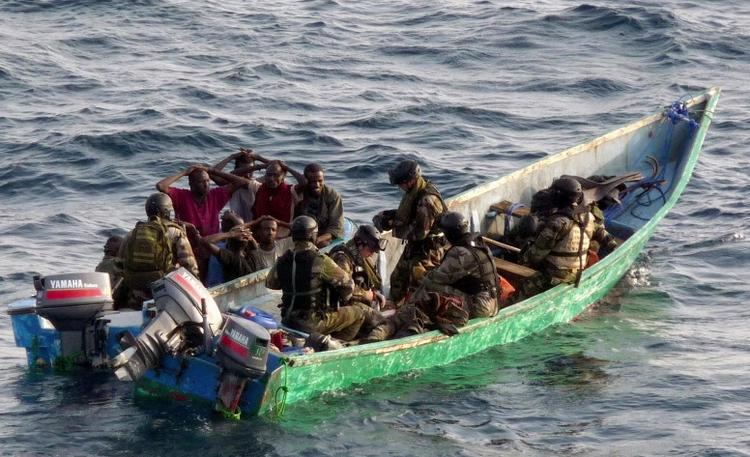 PÅGRIBELSE. Franske elitesoldater undersøger båd med mistænkte sørøvere. 