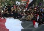 utilfredshed. Demonstranterne på Tahrirpladsen i Kairo fastholder presset på præsident Mubarak og den egyptiske regering. Demonstranterne forlanger Mubaraks afgang. 