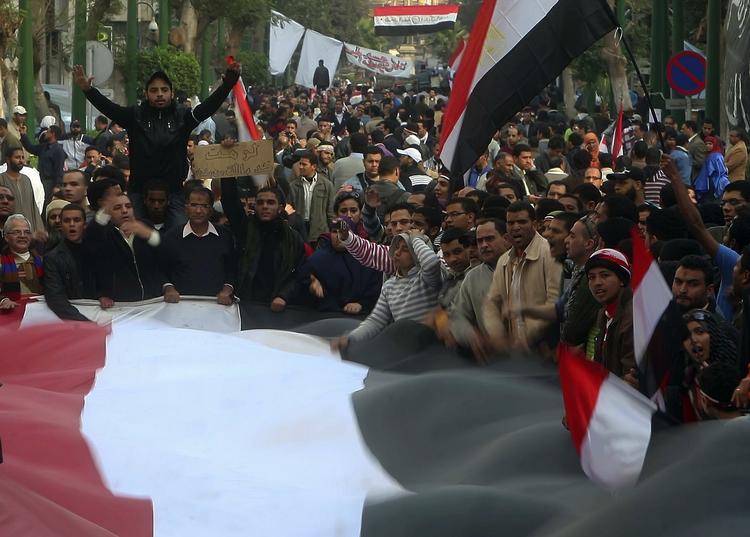 utilfredshed. Demonstranterne på Tahrirpladsen i Kairo fastholder presset på præsident Mubarak og den egyptiske regering. Demonstranterne forlanger Mubaraks afgang. 
