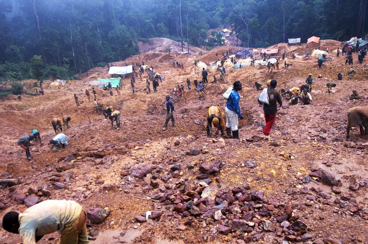 Børn og unge mænd leder efter mineraler på ydersiden af en af mange miner i Østcongo. Mineralerne bruges blandt andet i mobiltelefoner og computere. 