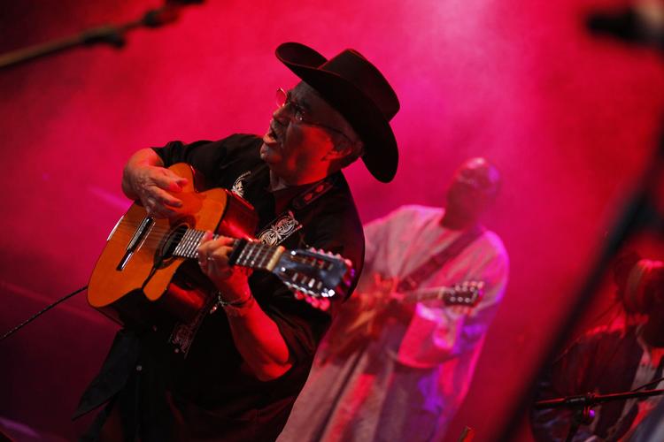 Roskilde Festival får besøg af all stars fra Cuba og Mali. 