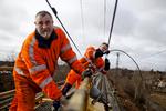Reparatører. BaneDanmark har haft travlt med at reparere nedfaldne køreledninger efter stormen. Billedet er fra Hundige Station i går. 