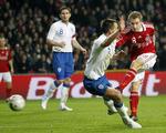 stolpeskud. Christian Eriksen fyrer af for næsen af Englands John Terry og i baggrunden Frank Lampard i venskabslandskampen i Parken. 