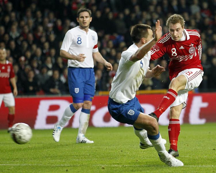 stolpeskud. Christian Eriksen fyrer af for næsen af Englands John Terry og i baggrunden Frank Lampard i venskabslandskampen i Parken. 