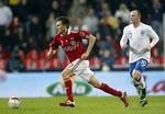 solid. William Kvist løber fra Wayne Rooney i kampen i Parken. 