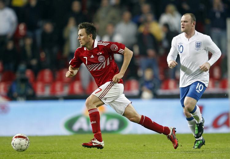 solid. William Kvist løber fra Wayne Rooney i kampen i Parken. 