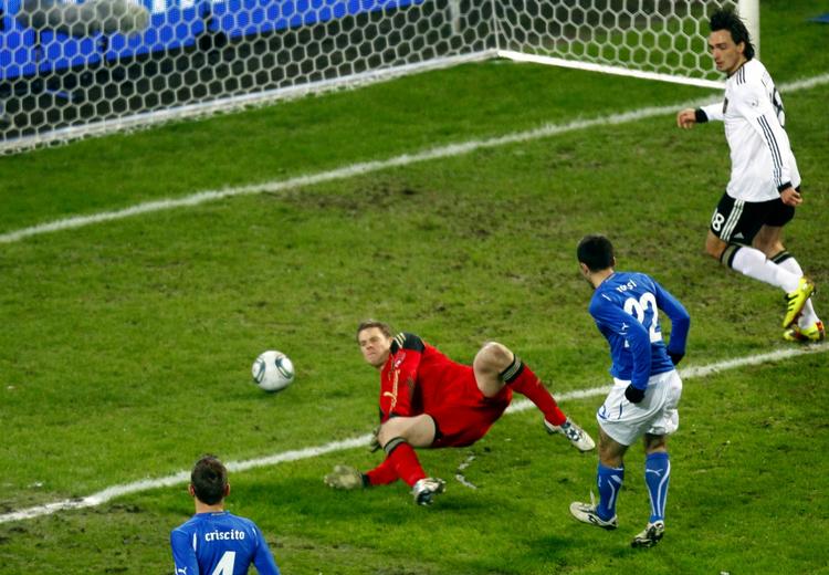 uafgjort. Guiseppe Rossi scorer Italiens udlignende mål mod Tyskland i venskabskampen i Dortmund. 