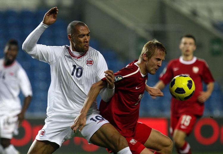 skrivefejl. John Carew på banen under den norske landskamp mod Polen i går. Nordmanden afviste at tale om sine tatoveringer på et pressemøde i forbindelse med kampen. 